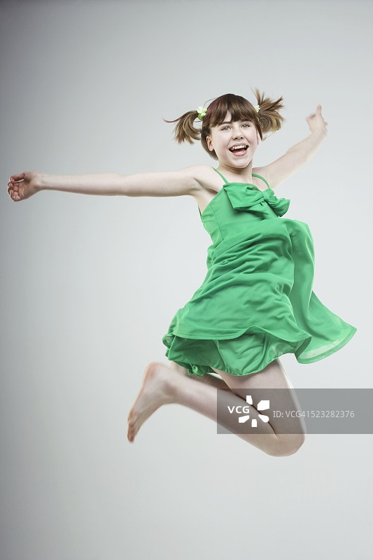 欢欣雀跃的女孩图片素材