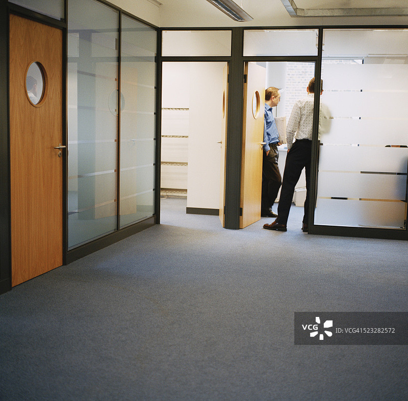 在办公室交谈的商人图片素材