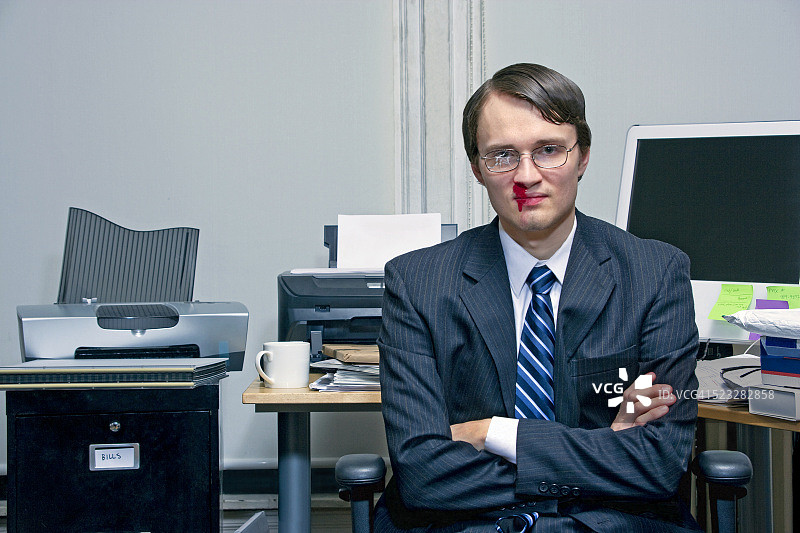 流鼻血的年轻商人图片素材