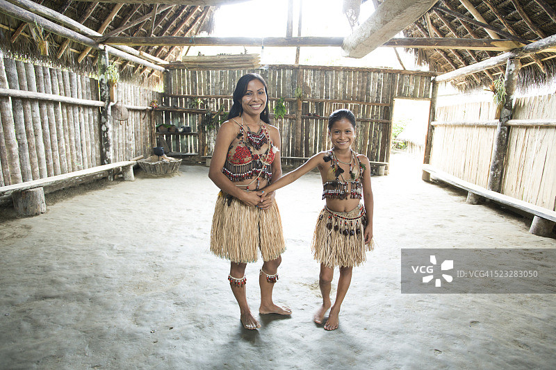 厄瓜多尔亚马逊河流域，传统小屋中的女人和女孩(8-9)肖像图片素材