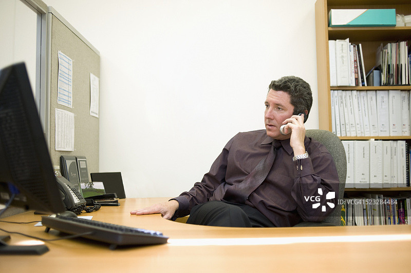 办公室里使用手机的商人图片素材