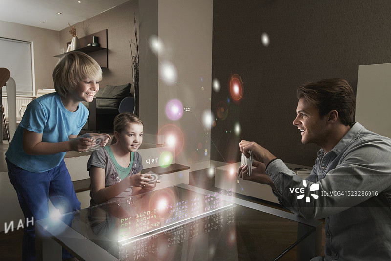 父亲和孩子们玩未来电脑游戏图片素材