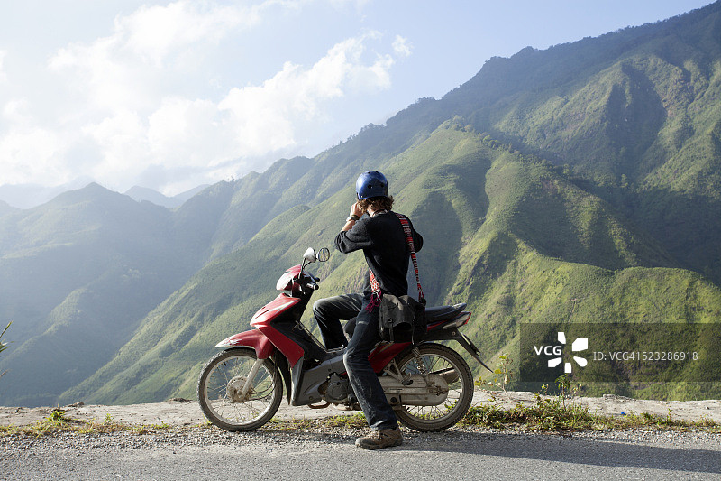 在越南沙巴附近山区旅行的游客图片素材
