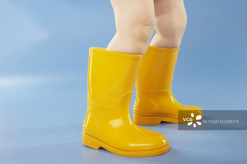 穿着橡胶靴的幼儿图片素材