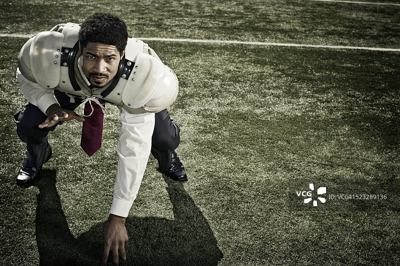 在橄榄球场上的垫肩商人图片素材