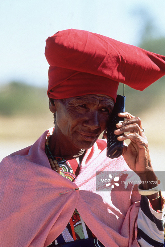 使用手机的赫雷罗族妇女，纳米比亚，非洲图片素材