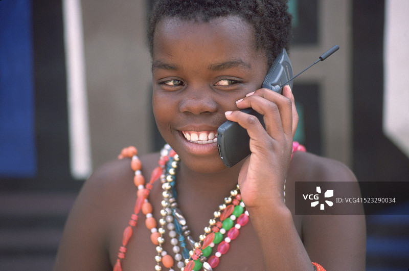 使用手机的恩德贝勒女孩 - 非洲图片素材