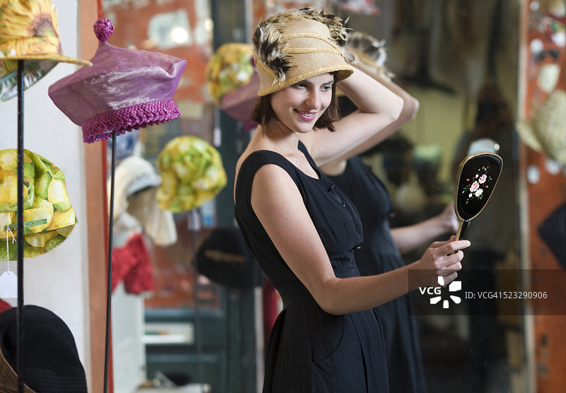 女人试戴帽子图片素材