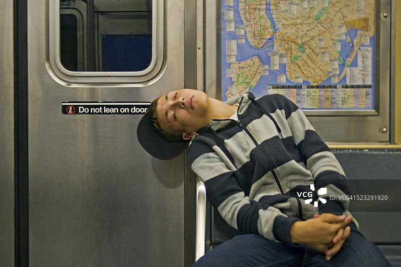 在地铁上睡觉的青少年图片素材
