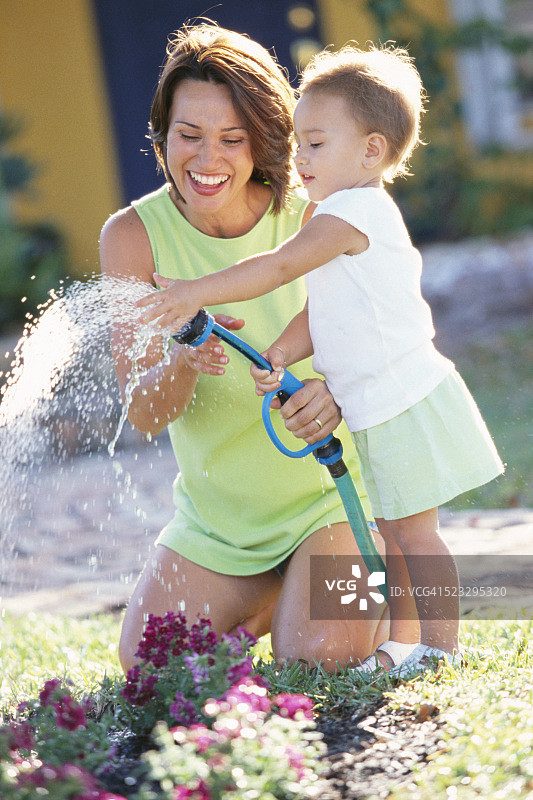 母女玩水管图片素材