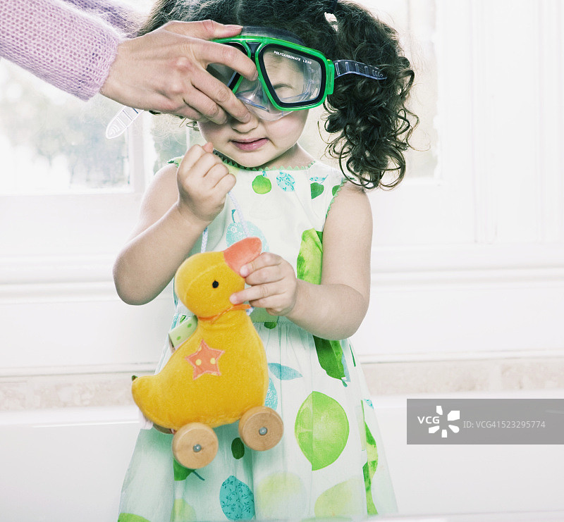 小女孩拿着玩具鸭图片素材