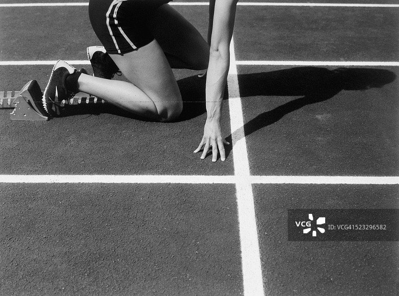 起跑的女子短跑运动员图片素材