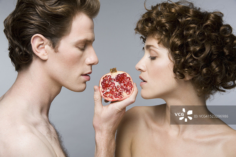 情侣吃石榴图片素材