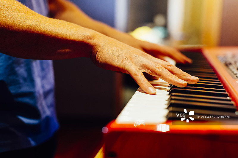 音乐家演奏红色电子钢琴图片素材