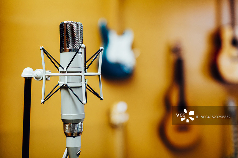 各种吉他前的录音棚麦克风图片素材