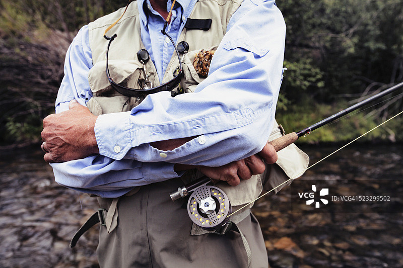 科罗拉多州湖城附近溪流中行走的一位男飞蝇钓鱼者图片素材