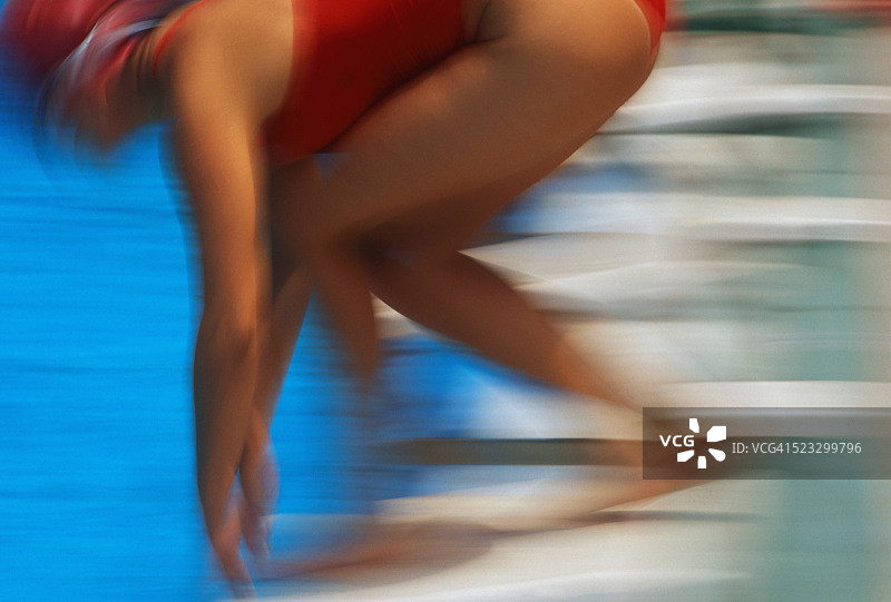 起跳台上的游泳者图片素材