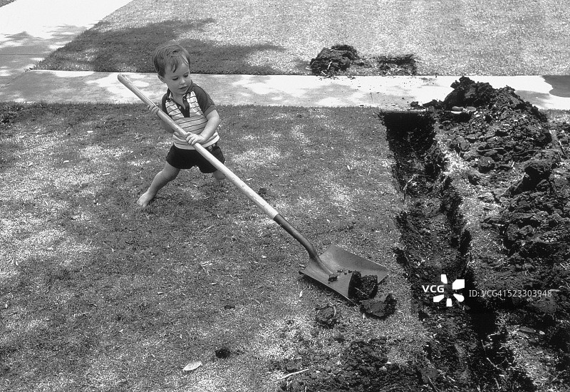 男孩在挖沟图片素材