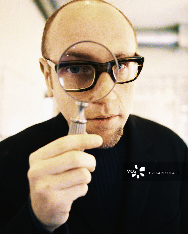 商人拿着放大镜图片素材