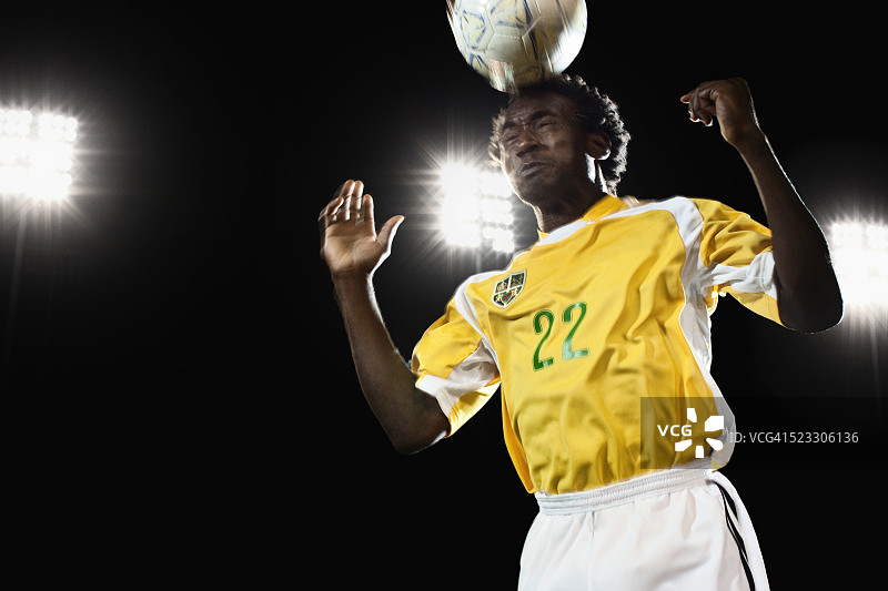 头球的足球运动员图片素材