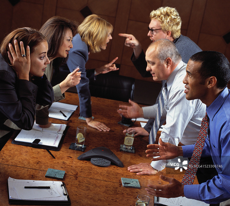 在会议桌上争论的上班族图片素材