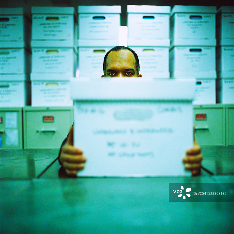 储藏室内的整理箱图片素材