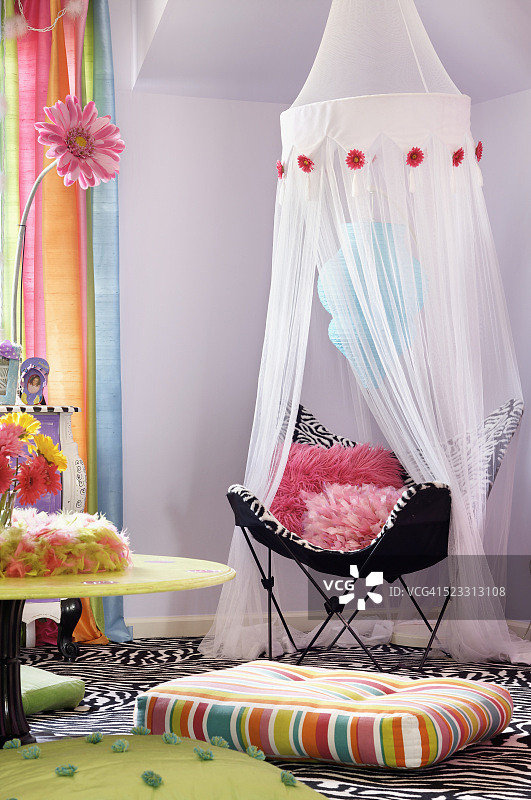 明亮女孩房间里的椅子图片素材