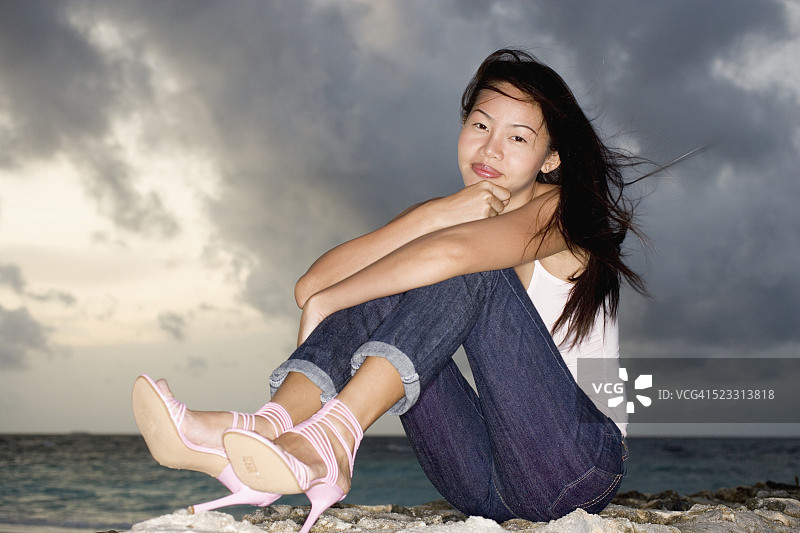 在海滩上穿高跟鞋的女人图片素材