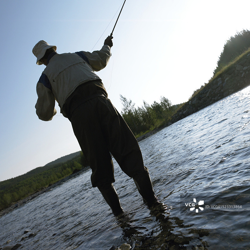 男子在河里钓鱼图片素材