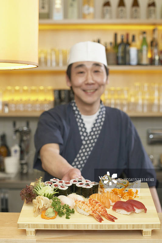 厨师提供寿司拼盘图片素材