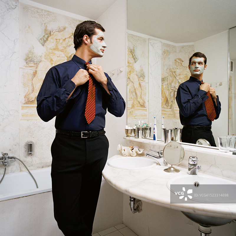 在浴室里敷面膜的衬衫领带男图片素材