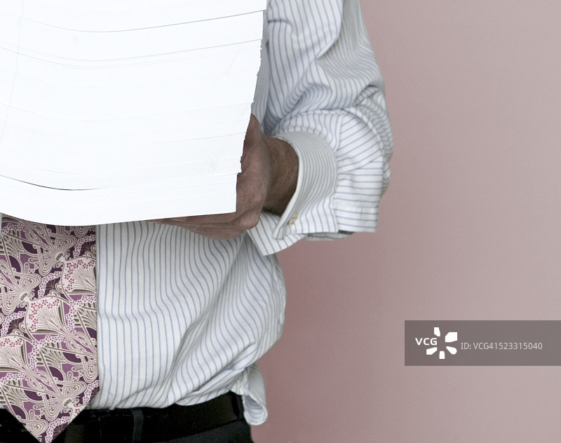 男人拿着一大叠纸图片素材