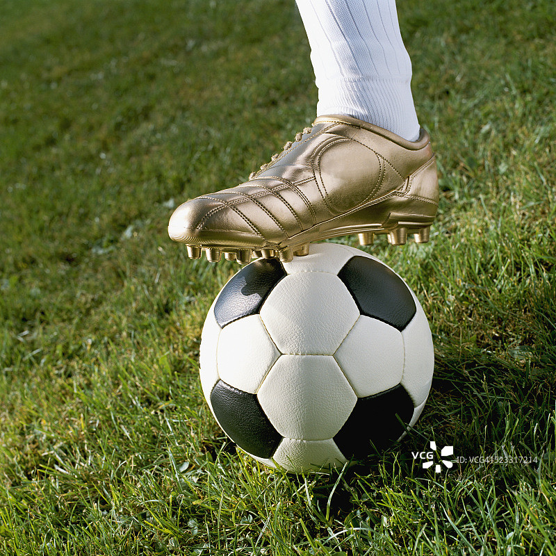 金色足球鞋与足球图片素材