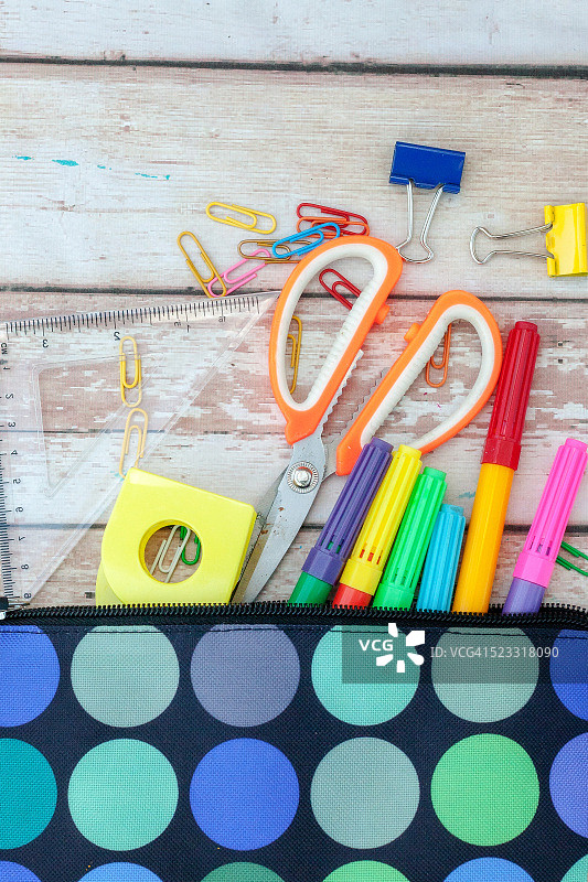 装有铅笔和钢笔的铅笔盒特写图片素材