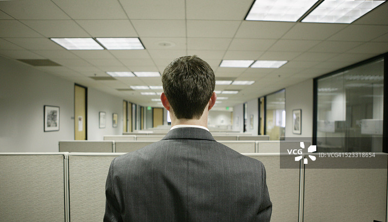 向下看一排隔间的商人图片素材