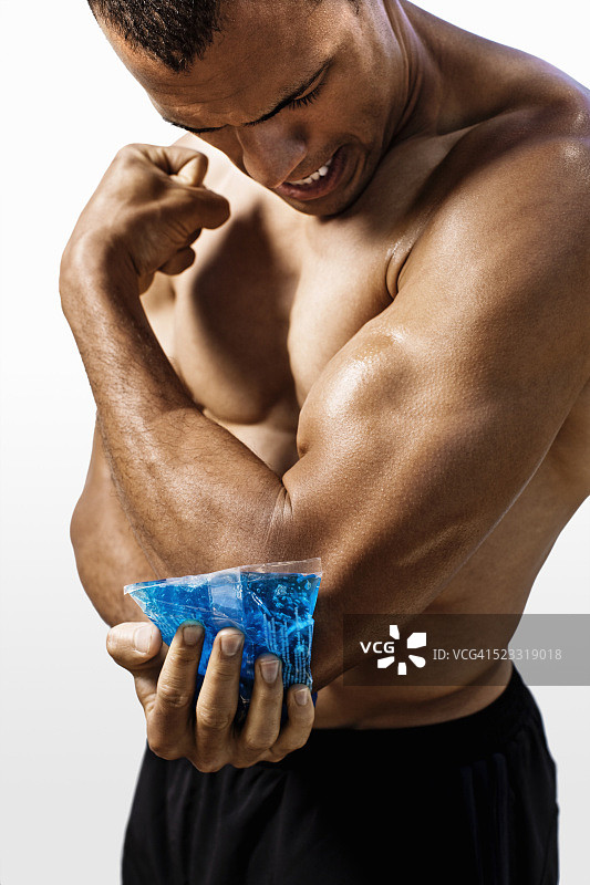 男人用冷敷袋敷酸痛的肘部图片素材