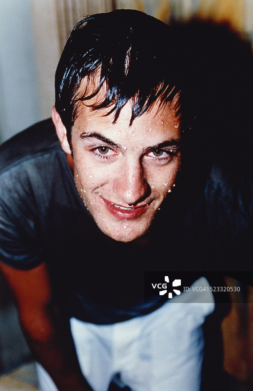 头发湿漉漉的年轻男子图片素材