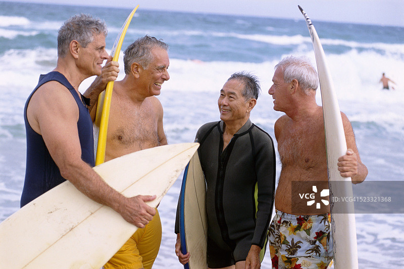 在海滩上的年长冲浪者朋友们图片素材