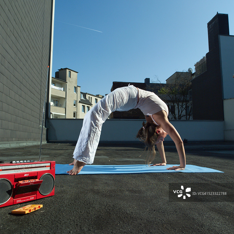 女人在平顶上做瑜伽图片素材