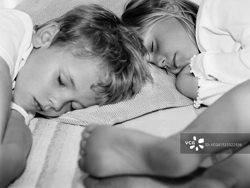 男孩和女孩并排睡觉图片素材