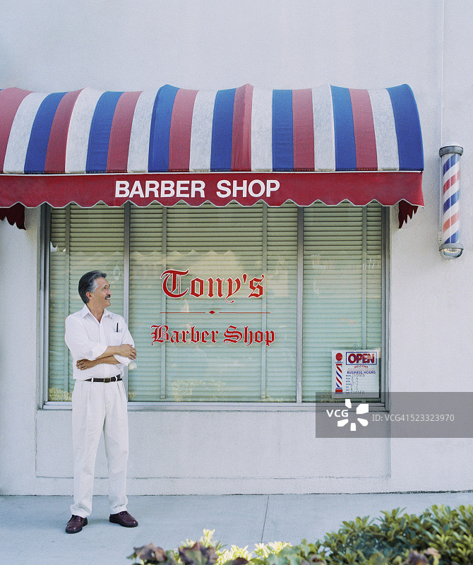 理发师站在店外图片素材