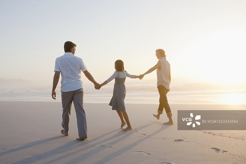 一家人在海滩上散步图片素材