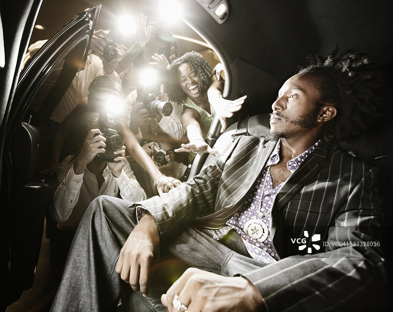 乘坐加长轿车，对粉丝和狗仔不理睬的名人图片素材