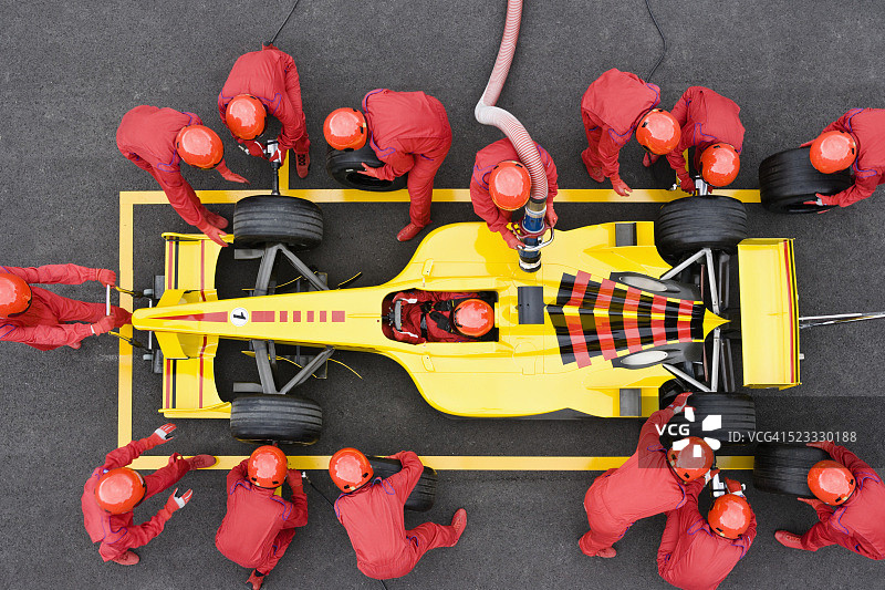 开轮式单座赛车在维修站图片素材
