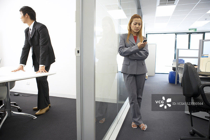 办公室里的年轻商务人士图片素材