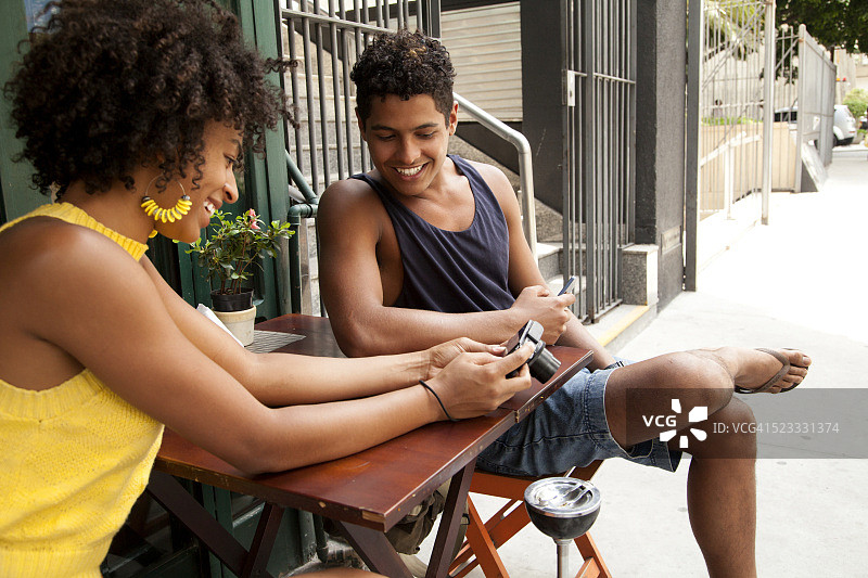 在巴西圣保罗户外咖啡馆就座的年轻人图片素材