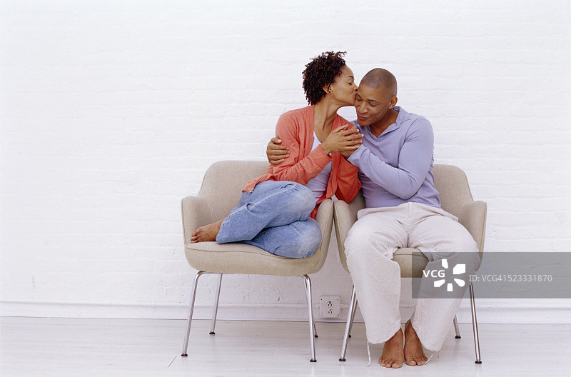 情侣坐在椅子上图片素材