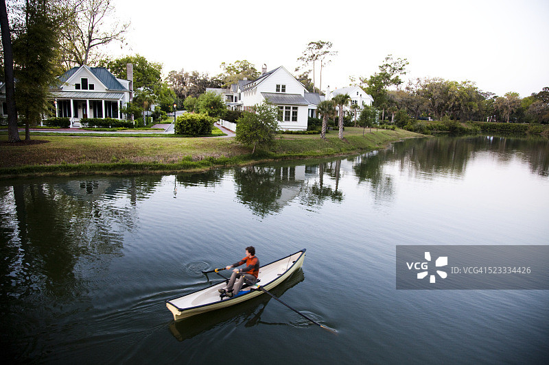 男人在河上划船图片素材