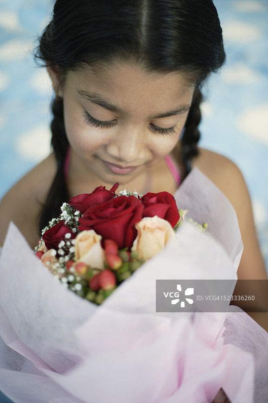 拿着花的女孩图片素材