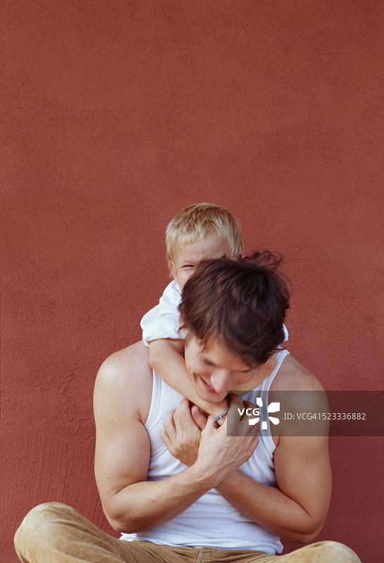 父子玩耍的欢乐时光图片素材